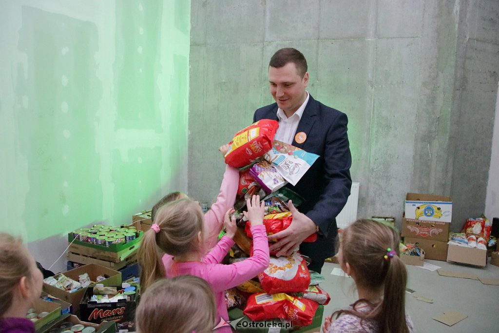 Świąteczna Zbiórka Żywności 2018: Dzieci dzieciom przygotowały paczki [07.12.2018] - zdjęcie #31 - eOstroleka.pl