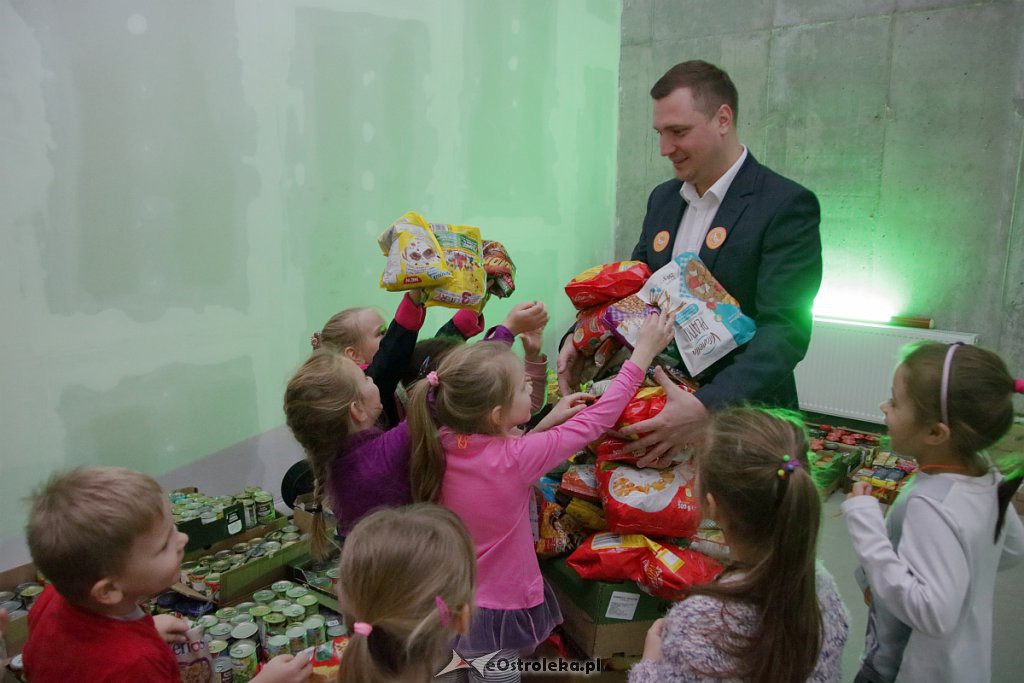 Świąteczna Zbiórka Żywności 2018: Dzieci dzieciom przygotowały paczki [07.12.2018] - zdjęcie #32 - eOstroleka.pl