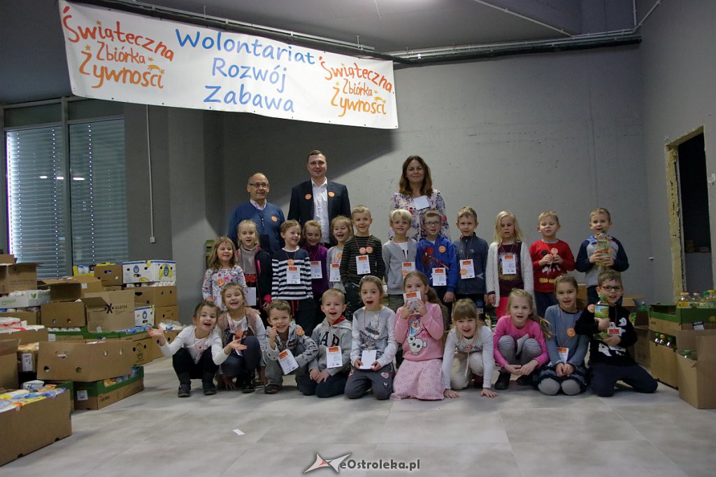 Świąteczna Zbiórka Żywności 2018: Dzieci dzieciom przygotowały paczki [07.12.2018] - zdjęcie #33 - eOstroleka.pl