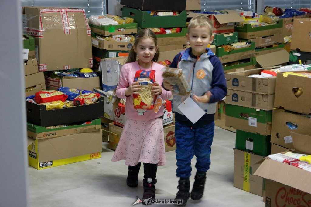 Świąteczna Zbiórka Żywności 2018: Dzieci dzieciom przygotowały paczki [07.12.2018] - zdjęcie #34 - eOstroleka.pl