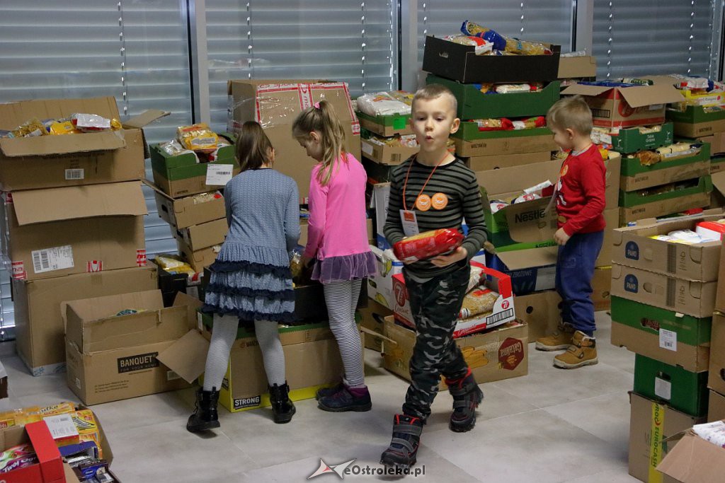 Świąteczna Zbiórka Żywności 2018: Dzieci dzieciom przygotowały paczki [07.12.2018] - zdjęcie #35 - eOstroleka.pl