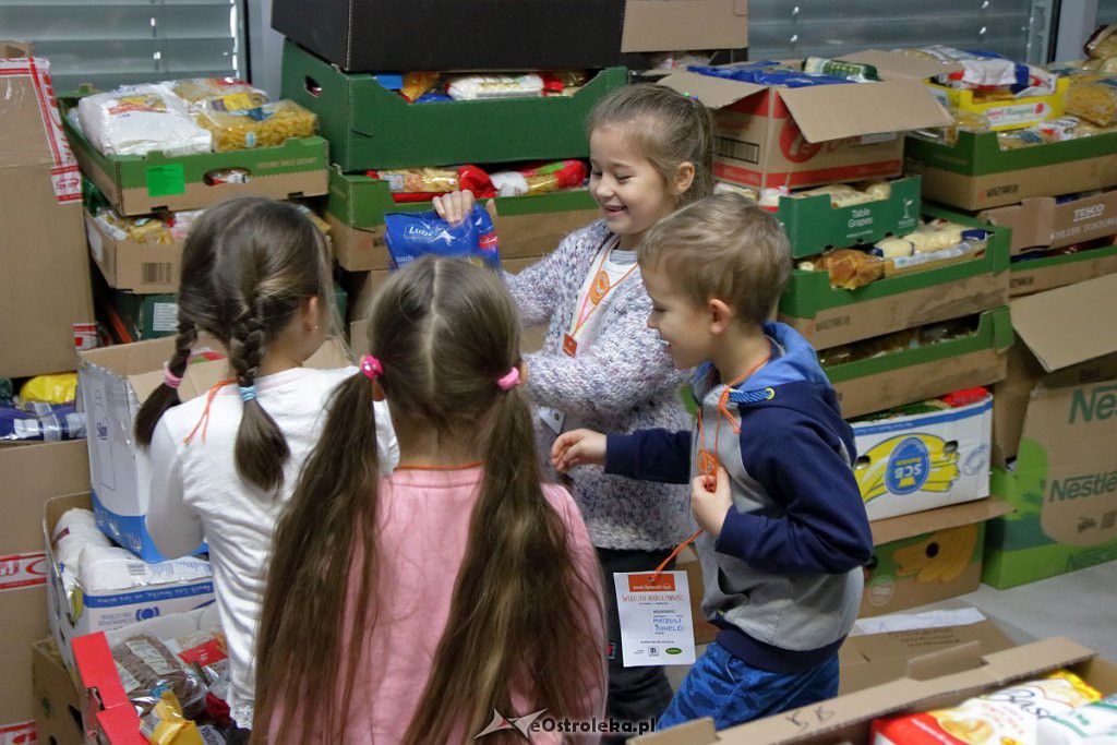 Świąteczna Zbiórka Żywności 2018: Dzieci dzieciom przygotowały paczki [07.12.2018] - zdjęcie #36 - eOstroleka.pl
