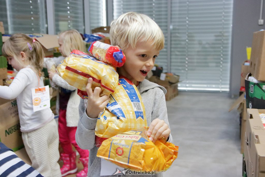 Świąteczna Zbiórka Żywności 2018: Dzieci dzieciom przygotowały paczki [07.12.2018] - zdjęcie #37 - eOstroleka.pl