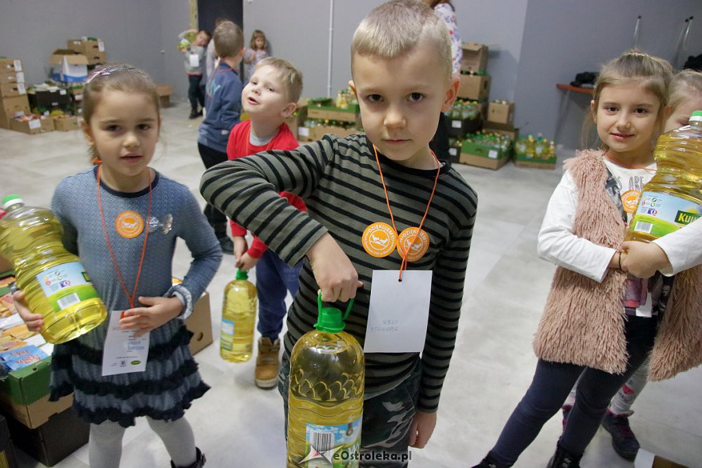 Świąteczna Zbiórka Żywności 2018: Dzieci dzieciom przygotowały paczki [07.12.2018] - zdjęcie #41 - eOstroleka.pl