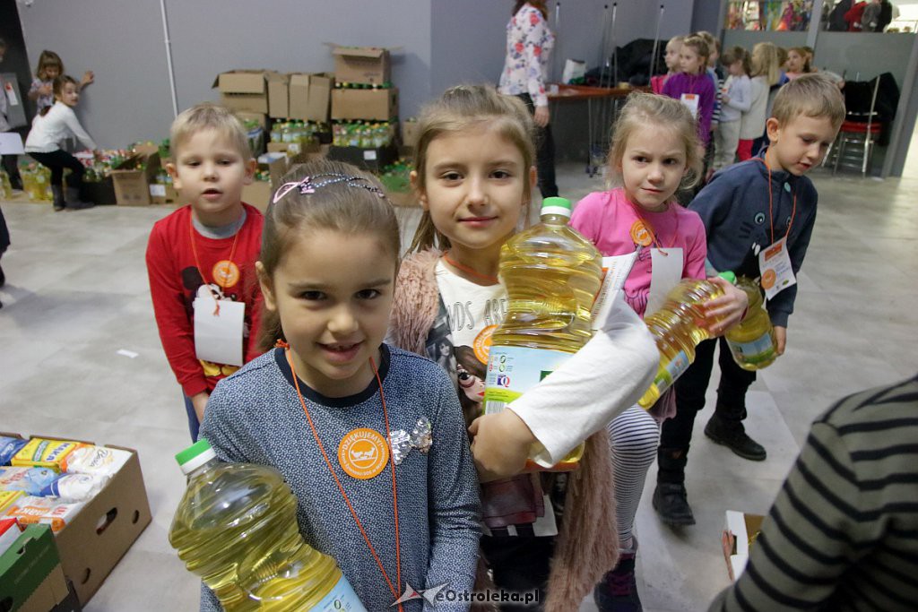 Świąteczna Zbiórka Żywności 2018: Dzieci dzieciom przygotowały paczki [07.12.2018] - zdjęcie #42 - eOstroleka.pl