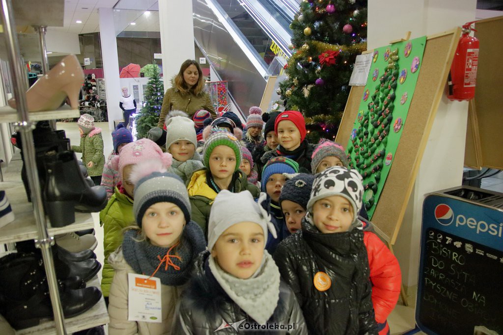 Świąteczna Zbiórka Żywności 2018: Dzieci dzieciom przygotowały paczki [07.12.2018] - zdjęcie #47 - eOstroleka.pl