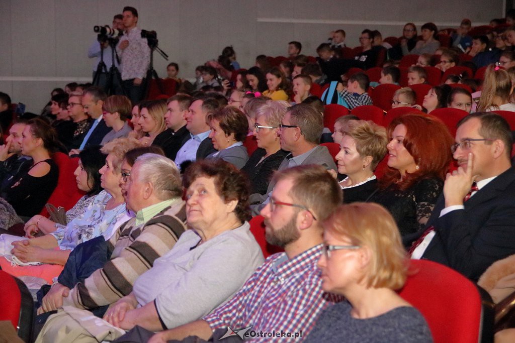 Charytatywny koncert uczniów „dziesiątki w OCK [08.01.2019] - zdjęcie #42 - eOstroleka.pl