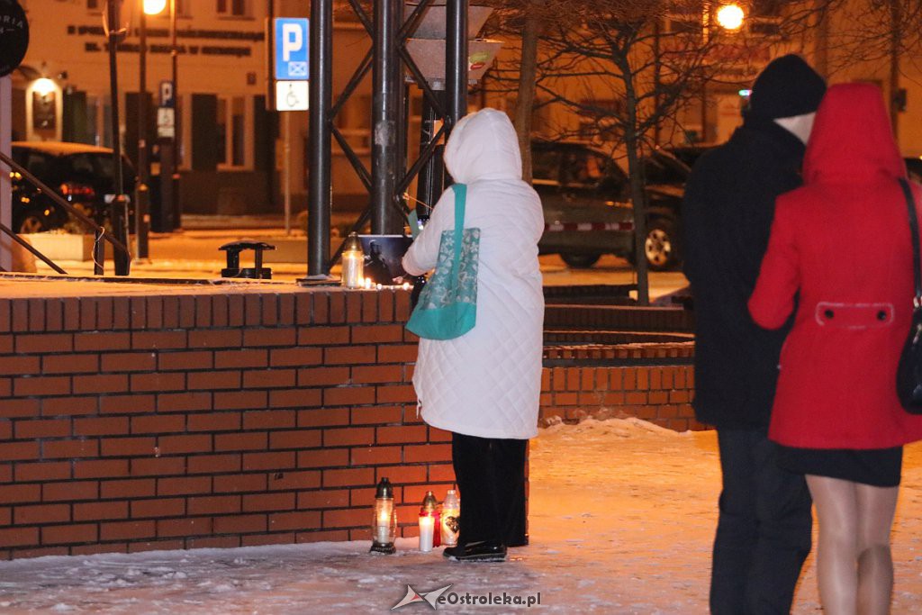 Ostrołęczanie uczcili pamięć Pawła Adamowicza, zamordowanego prezydenta Gdańska [14.01.2019] - zdjęcie #23 - eOstroleka.pl