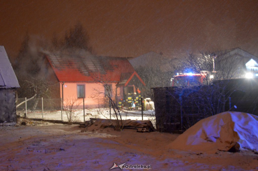 Pożar domu przy ul. Kaczyńskiej [15.01.2019] - zdjęcie #12 - eOstroleka.pl