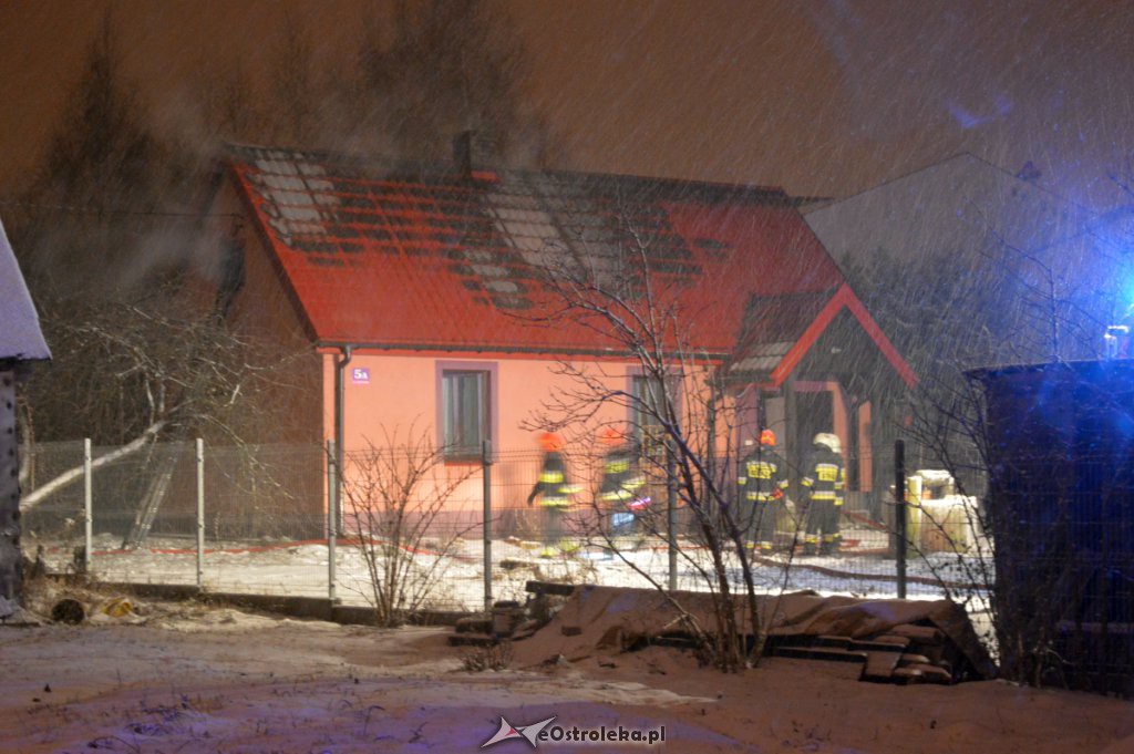 Pożar domu przy ul. Kaczyńskiej [15.01.2019] - zdjęcie #14 - eOstroleka.pl