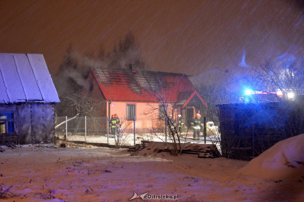 Pożar domu przy ul. Kaczyńskiej [15.01.2019] - zdjęcie #15 - eOstroleka.pl