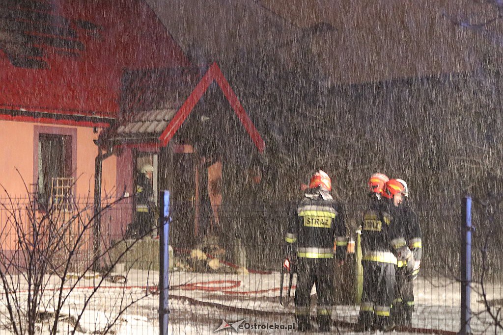 Pożar domu przy ul. Kaczyńskiej [15.01.2019] - zdjęcie #2 - eOstroleka.pl