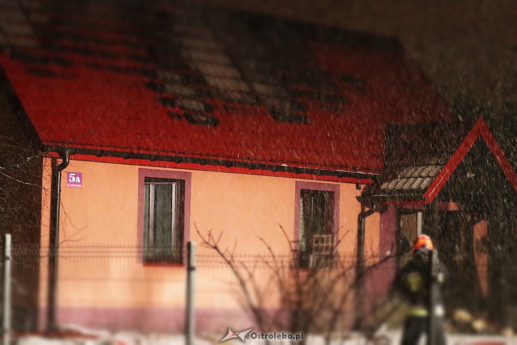 Pożar domu przy ul. Kaczyńskiej [15.01.2019] - zdjęcie #4 - eOstroleka.pl