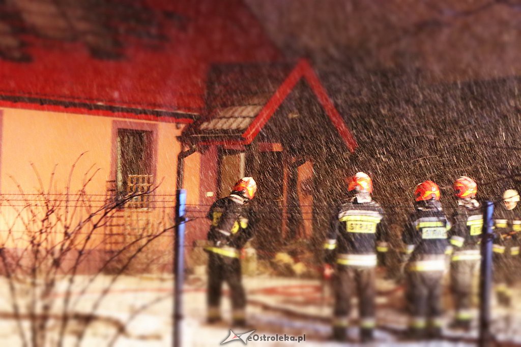 Pożar domu przy ul. Kaczyńskiej [15.01.2019] - zdjęcie #6 - eOstroleka.pl