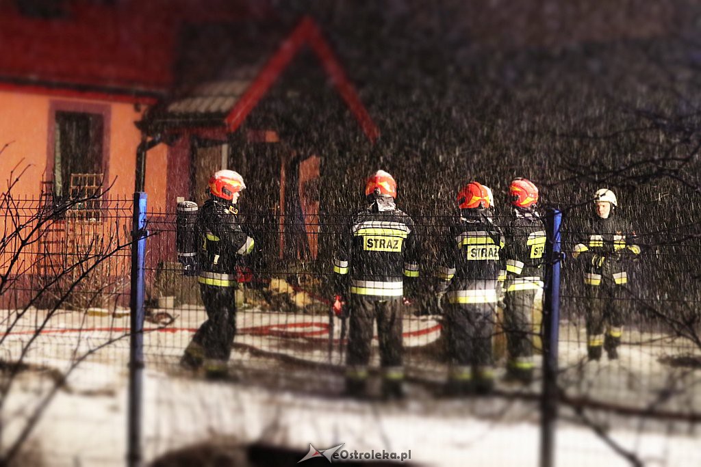 Pożar domu przy ul. Kaczyńskiej [15.01.2019] - zdjęcie #7 - eOstroleka.pl
