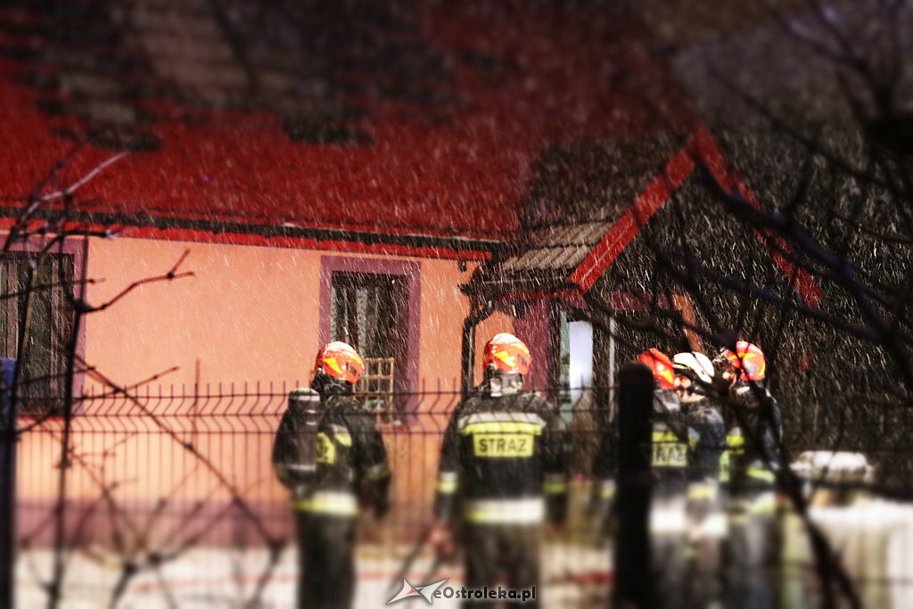 Pożar domu przy ul. Kaczyńskiej [15.01.2019] - zdjęcie #8 - eOstroleka.pl