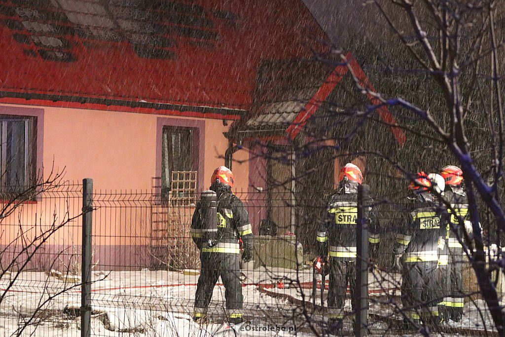 Pożar domu przy ul. Kaczyńskiej [15.01.2019] - zdjęcie #10 - eOstroleka.pl