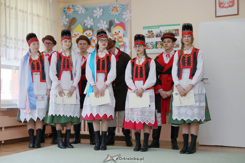 Spektakl o tradycjach regionalnych w wykonaniu „Podsybki kurpiowskiej” [16.01.2019] - zdjęcie #11 - eOstroleka.pl