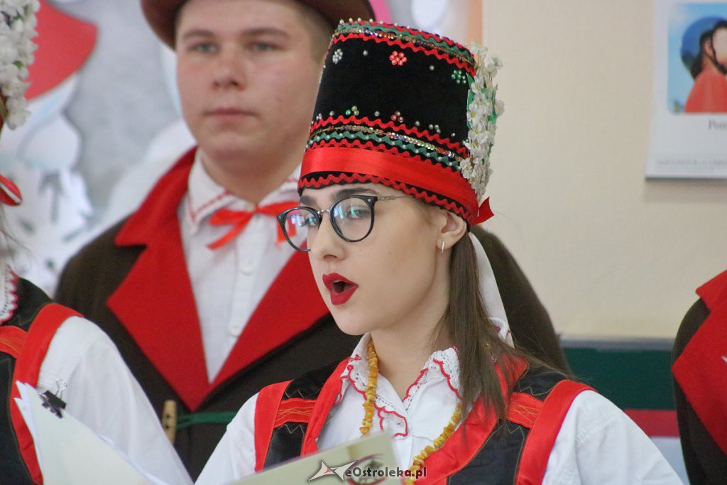 Spektakl o tradycjach regionalnych w wykonaniu „Podsybki kurpiowskiej” [16.01.2019] - zdjęcie #21 - eOstroleka.pl