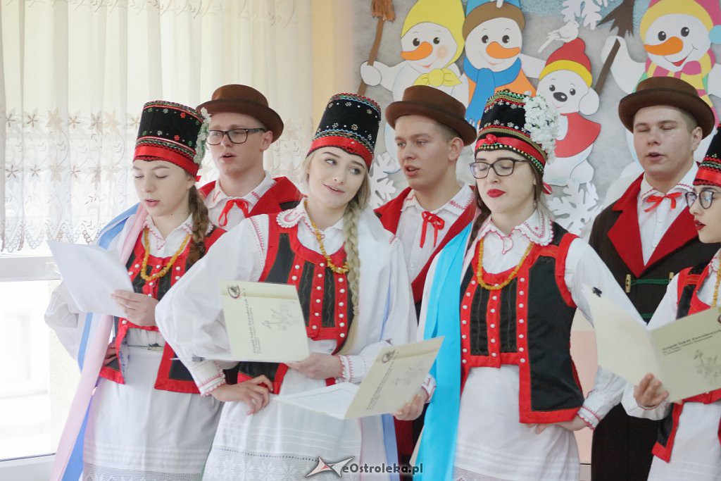 Spektakl o tradycjach regionalnych w wykonaniu „Podsybki kurpiowskiej” [16.01.2019] - zdjęcie #24 - eOstroleka.pl