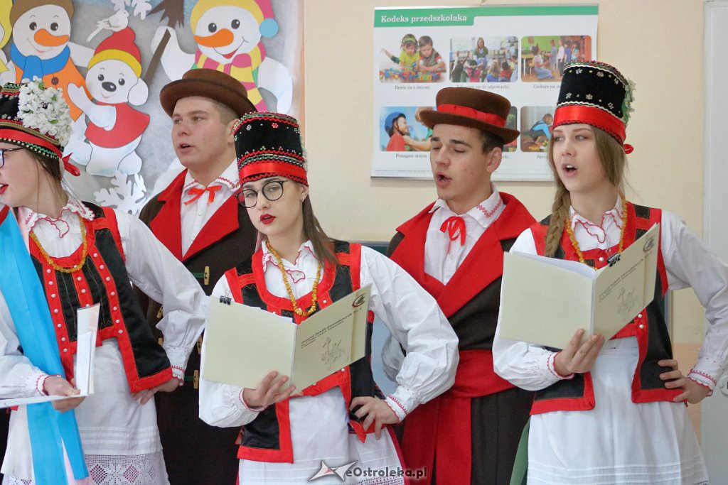 Spektakl o tradycjach regionalnych w wykonaniu „Podsybki kurpiowskiej” [16.01.2019] - zdjęcie #25 - eOstroleka.pl