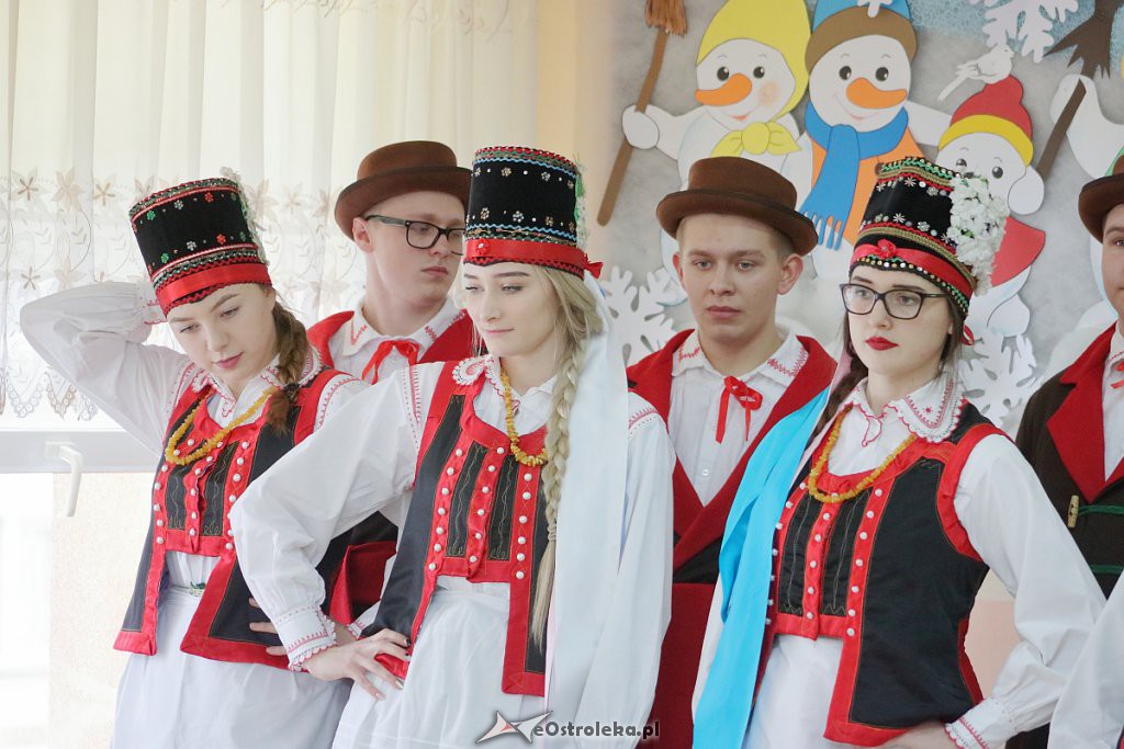 Spektakl o tradycjach regionalnych w wykonaniu „Podsybki kurpiowskiej” [16.01.2019] - zdjęcie #31 - eOstroleka.pl