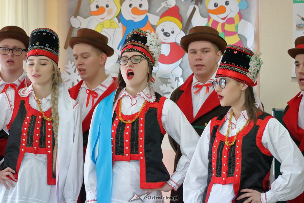 Spektakl o tradycjach regionalnych w wykonaniu „Podsybki kurpiowskiej” [16.01.2019] - zdjęcie #32 - eOstroleka.pl