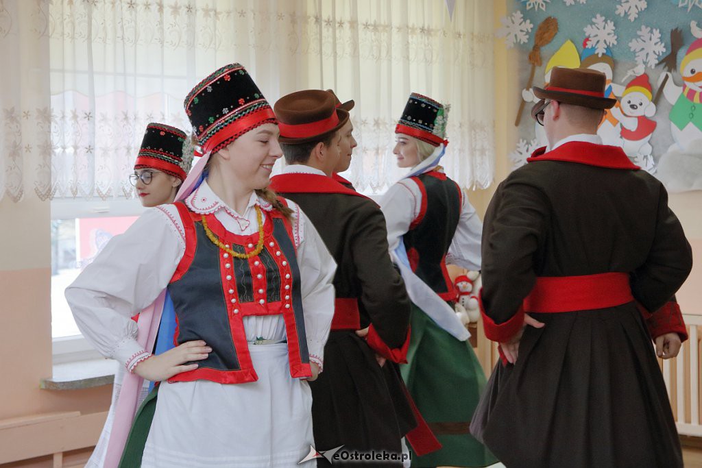 Spektakl o tradycjach regionalnych w wykonaniu „Podsybki kurpiowskiej” [16.01.2019] - zdjęcie #42 - eOstroleka.pl