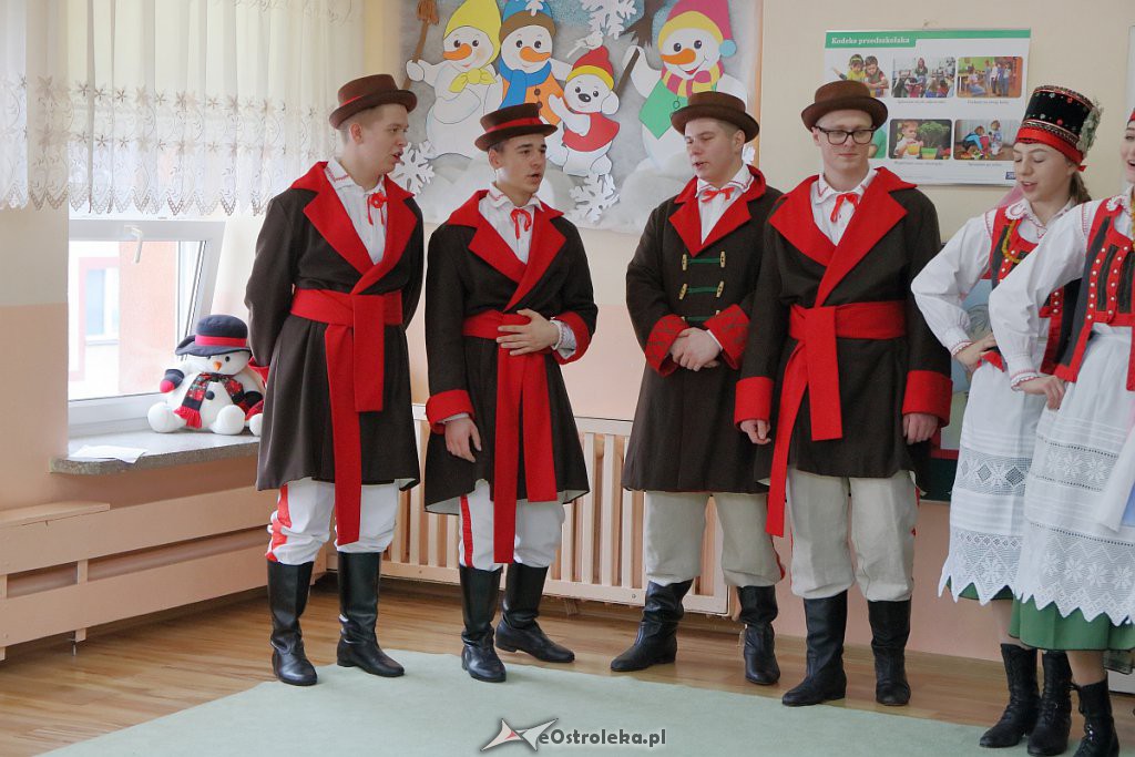 Spektakl o tradycjach regionalnych w wykonaniu „Podsybki kurpiowskiej” [16.01.2019] - zdjęcie #44 - eOstroleka.pl