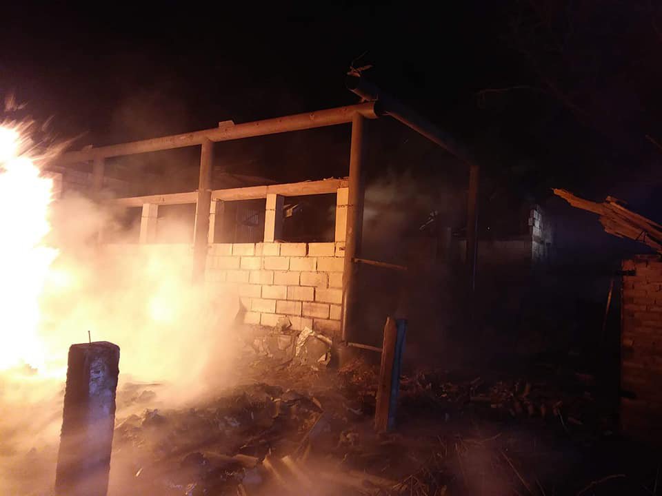 Pożar stodoły w Trzaskach [13.02.2019] - zdjęcie #13 - eOstroleka.pl