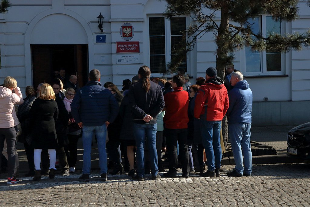 Ostrołęka: Urzędnicy złożyli hołd zmarłemu koledze [20.03.2019] - zdjęcie #3 - eOstroleka.pl