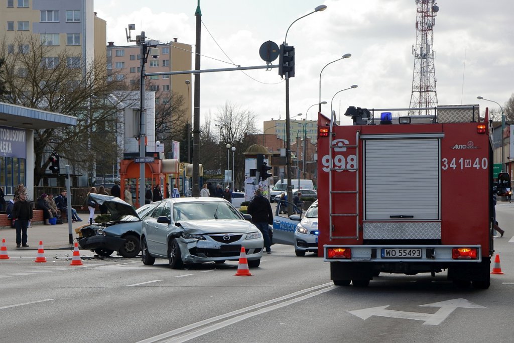 Wypadek w centrum Ostrołęki.[21.03.2019] - zdjęcie #1 - eOstroleka.pl