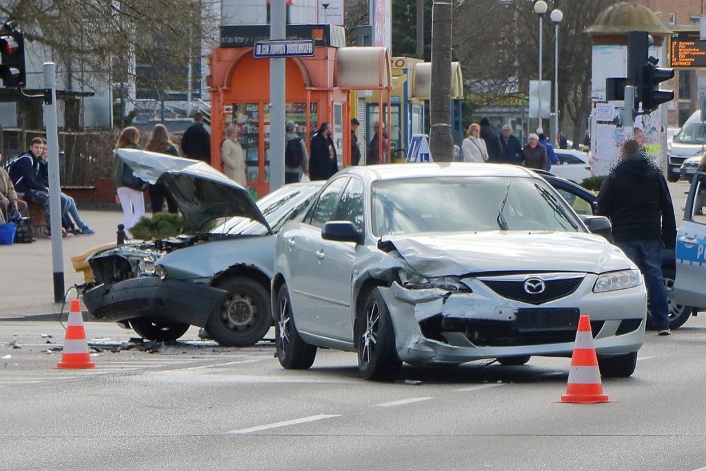 Wypadek w centrum Ostrołęki.[21.03.2019] - zdjęcie #2 - eOstroleka.pl