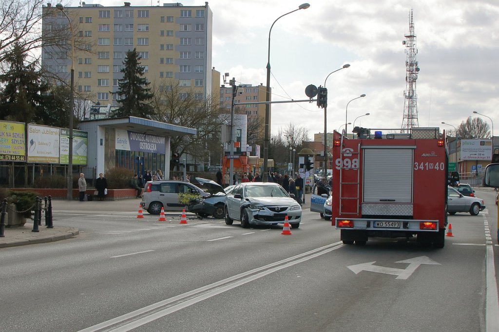 Wypadek w centrum Ostrołęki.[21.03.2019] - zdjęcie #3 - eOstroleka.pl