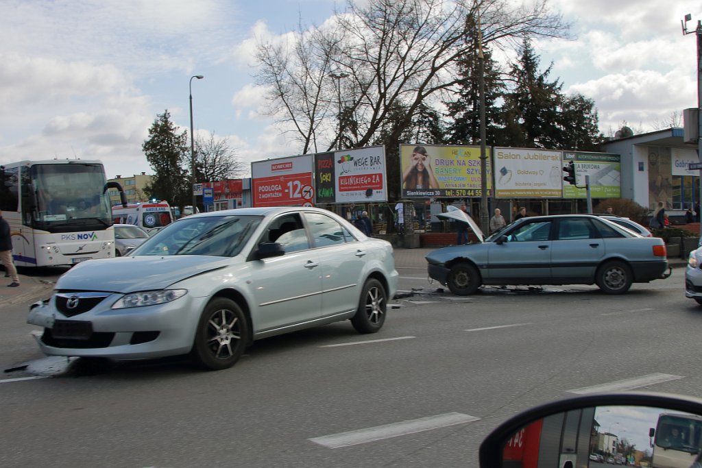 Wypadek w centrum Ostrołęki.[21.03.2019] - zdjęcie #4 - eOstroleka.pl