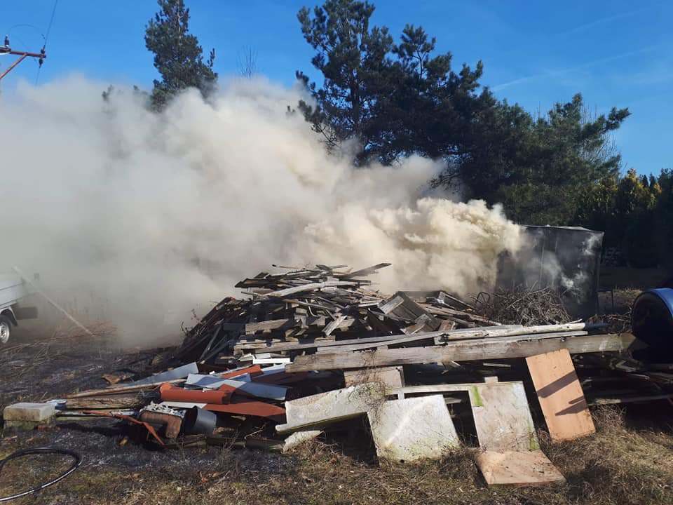 Pożar sortowni śmieci przy ulicy Przemysłowej [24.03.2019] - zdjęcie #5 - eOstroleka.pl