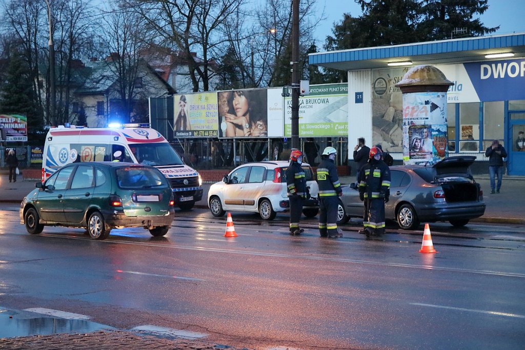 Kolizja z „elką” na ulicy Bogusławskiego [26.03.2019] - zdjęcie #2 - eOstroleka.pl