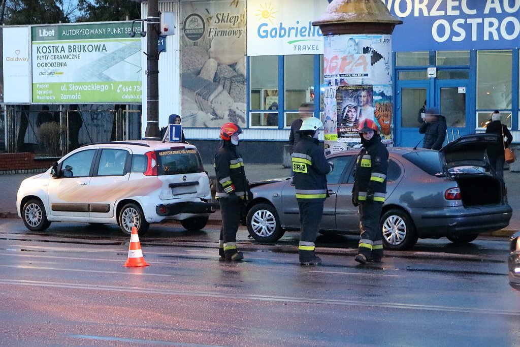 Kolizja z „elką” na ulicy Bogusławskiego [26.03.2019] - zdjęcie #4 - eOstroleka.pl