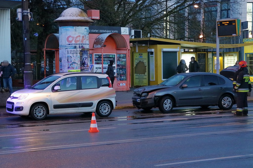Kolizja z „elką” na ulicy Bogusławskiego [26.03.2019] - zdjęcie #7 - eOstroleka.pl