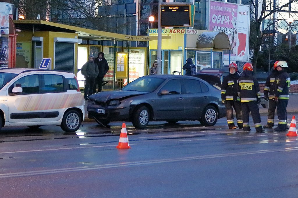 Kolizja z „elką” na ulicy Bogusławskiego [26.03.2019] - zdjęcie #8 - eOstroleka.pl