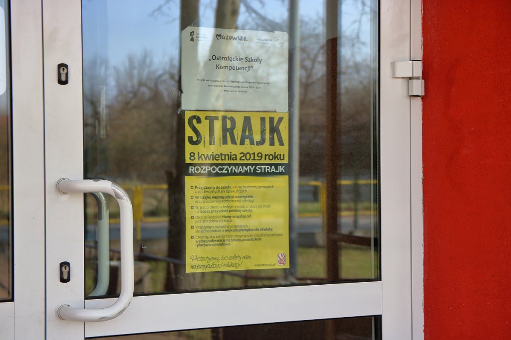 Strajk nauczycieli w ostrołęckich szkołach [08.04.2019] - zdjęcie #1 - eOstroleka.pl