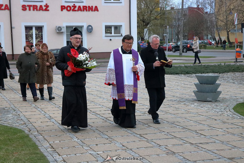 Ostrołęczanie oddali hołd ofiarom katastrofy smoleńskiej [10.04.2019] - zdjęcie #2 - eOstroleka.pl