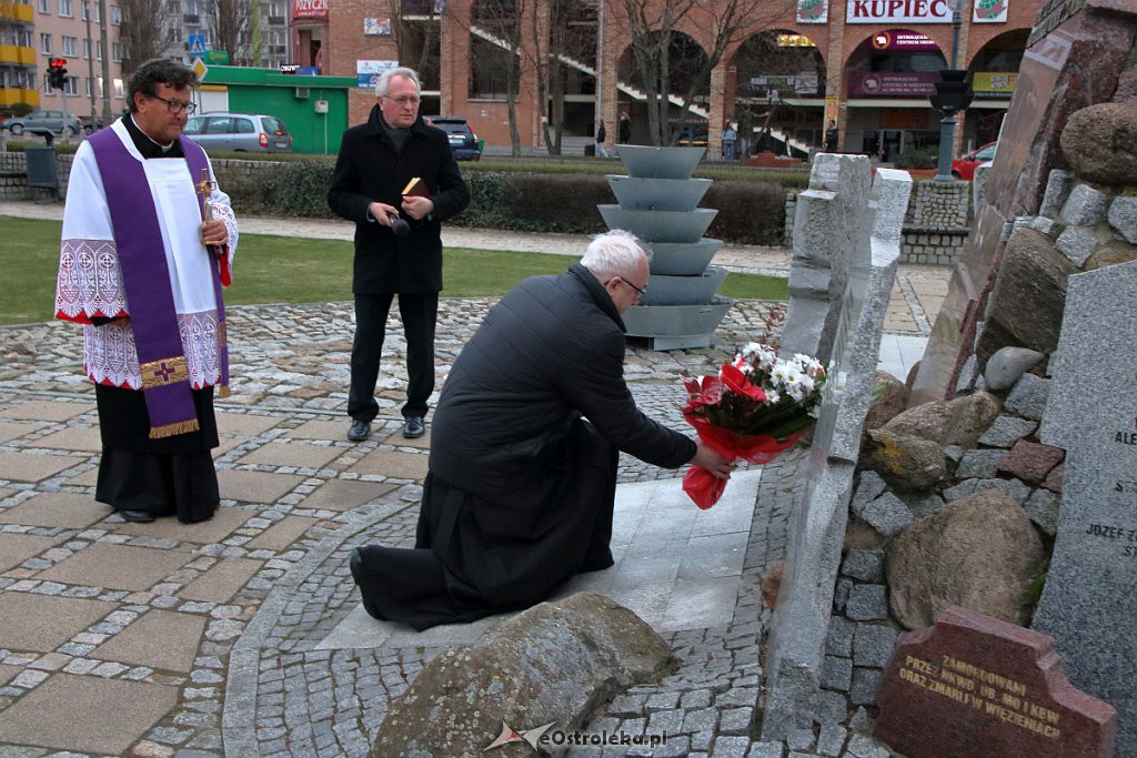 Ostrołęczanie oddali hołd ofiarom katastrofy smoleńskiej [10.04.2019] - zdjęcie #4 - eOstroleka.pl