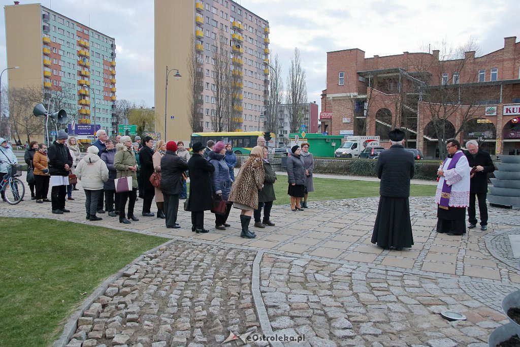 Ostrołęczanie oddali hołd ofiarom katastrofy smoleńskiej [10.04.2019] - zdjęcie #9 - eOstroleka.pl