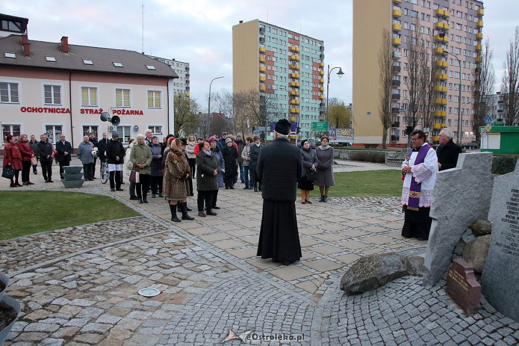 Ostrołęczanie oddali hołd ofiarom katastrofy smoleńskiej [10.04.2019] - zdjęcie #13 - eOstroleka.pl