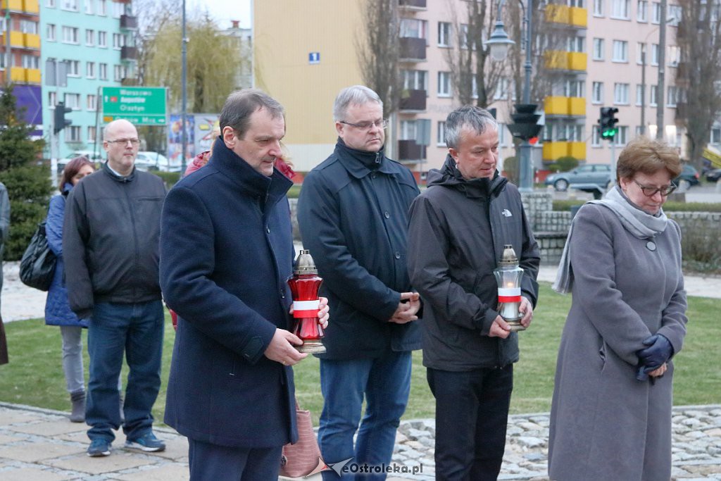 Ostrołęczanie oddali hołd ofiarom katastrofy smoleńskiej [10.04.2019] - zdjęcie #23 - eOstroleka.pl