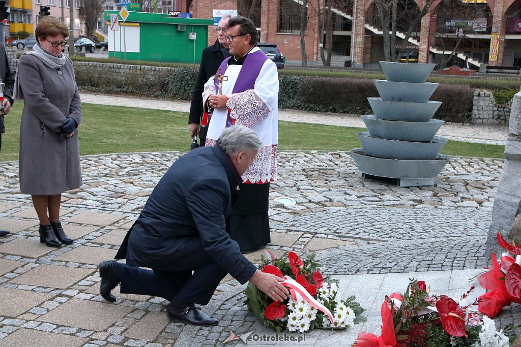 Ostrołęczanie oddali hołd ofiarom katastrofy smoleńskiej [10.04.2019] - zdjęcie #24 - eOstroleka.pl