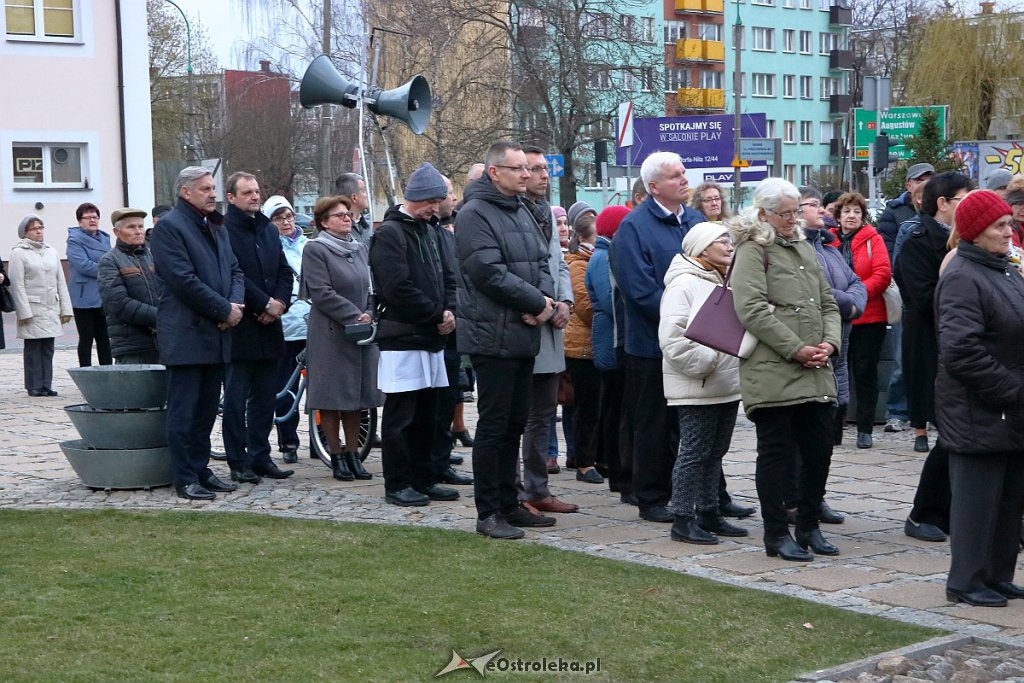 Ostrołęczanie oddali hołd ofiarom katastrofy smoleńskiej [10.04.2019] - zdjęcie #36 - eOstroleka.pl