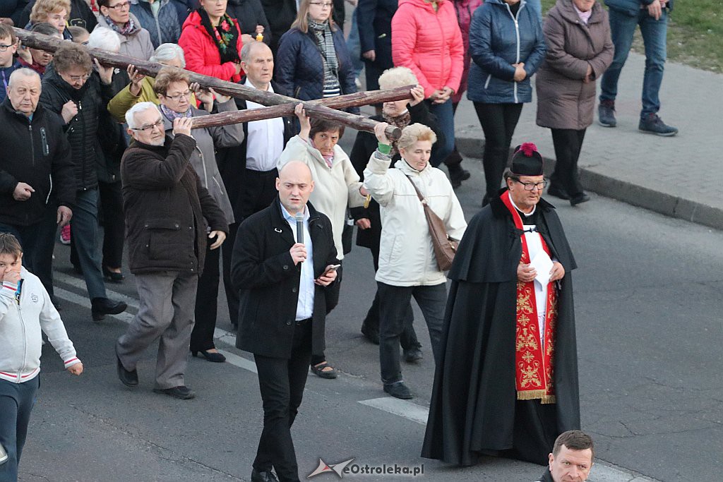 Droga Krzyżowa w parafii Zbawiciela Świata [17.4.2019] - zdjęcie #12 - eOstroleka.pl