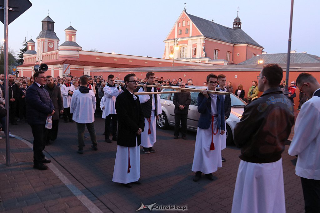 Droga Krzyżowa w parafii św. Antoniego [19.4.2019] - zdjęcie #1 - eOstroleka.pl